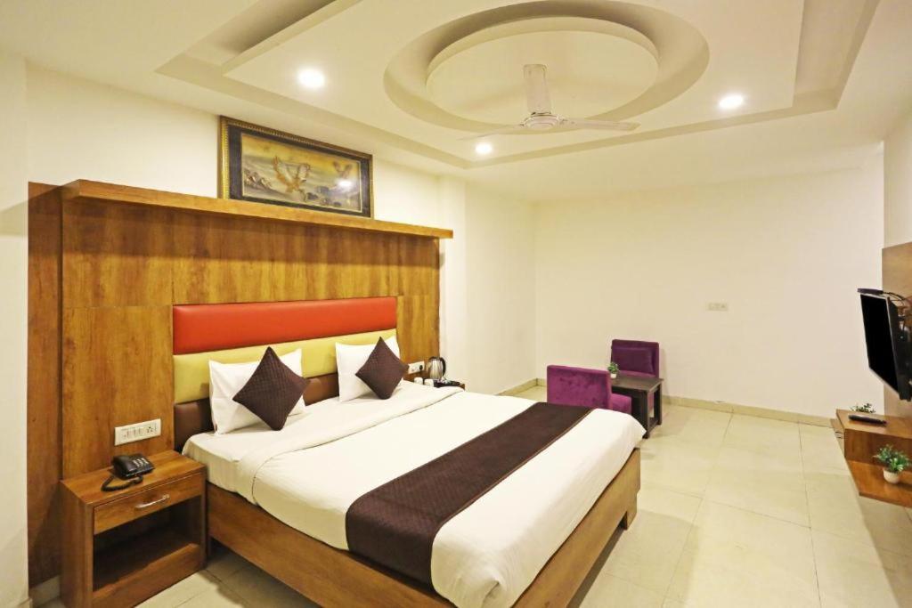 Hotel Urban Luxury New Delhi Bagian luar foto